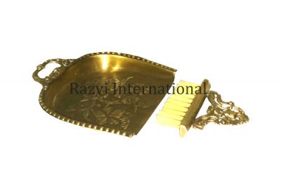 CRUMB TRAY WITH BRUSH
Item Code: SR 636
Finish: Antique
Material: Brass 
Keywords: CRUMB TRAY WITH BRUSH