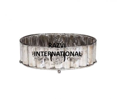 SMALL EMBOSSED TRAY
Item Code: SR 2525
Finish: Silver 
Material: Brass
Keywords: EMBOSSED TRAY
